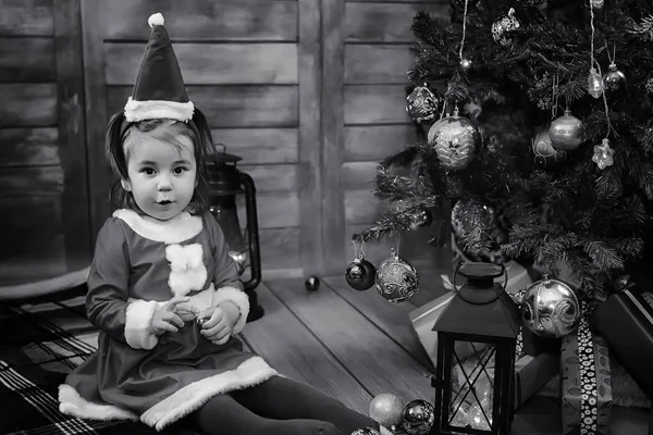 Uma criança esperando pelo Papai Noel — Fotografia de Stock
