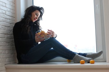 Bir genç kadın görünüm penceresinde