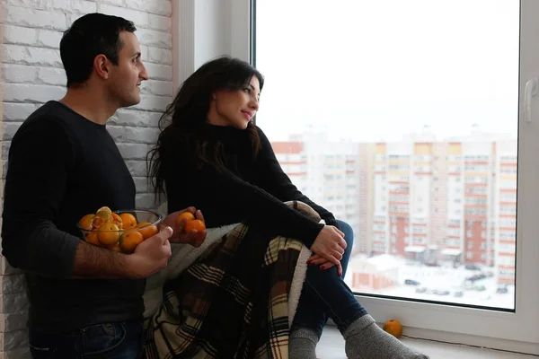 Una joven pareja casada en un apartamento nuevo — Foto de Stock