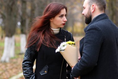 Genç bir çift sonbaharda karşılar