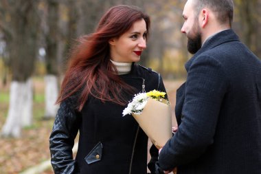 Genç bir çift sonbaharda karşılar