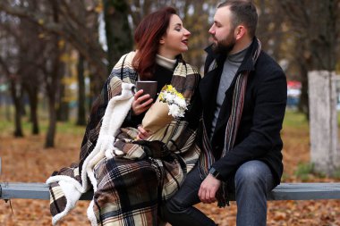 Genç bir çift sonbaharda karşılar