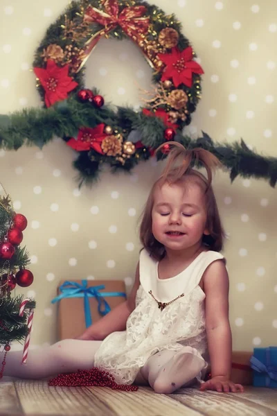 Niña y árbol de Navidad — Foto de Stock