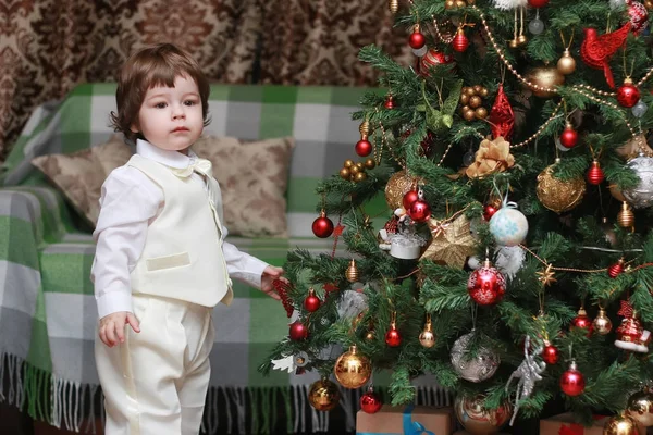 Criança decorar o brinquedo árvore de Natal — Fotografia de Stock