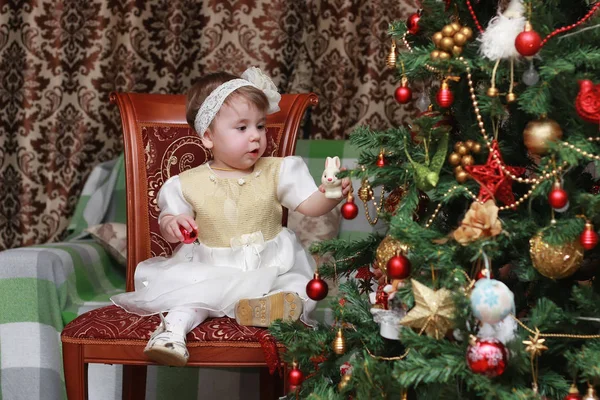 Criança decorar o brinquedo árvore de Natal — Fotografia de Stock