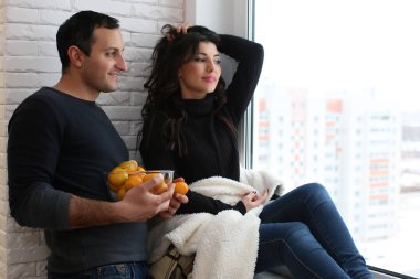 Evli genç bir çift yeni bir daire içinde