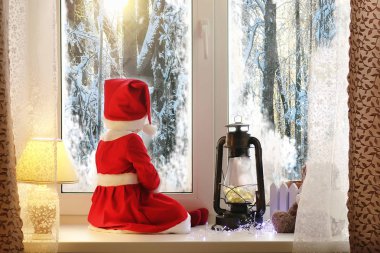 Yeni yılda bir çocuk pencereden görünüyor. Wyatt'a çocuklarıyız