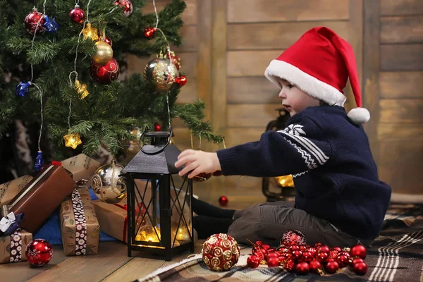 Criança pequena e brinquedos de Natal — Fotografia de Stock