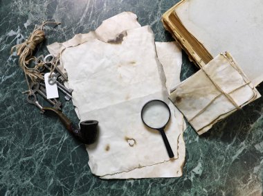 Retro kağıtları ve dedektiflik tablo araçları ile ilgili kitap