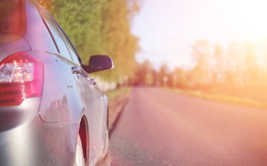 Araba yola çıktı. Yaz yol üzerinde park edilmiş bir c olduğunu