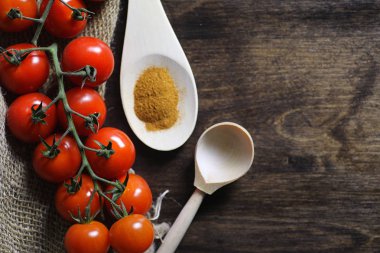 Dal taze kiraz domates ile. Olgun kırmızı domates. Domates bir