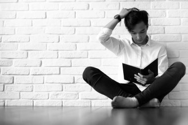 Asyalı öğrenci kitapları ile