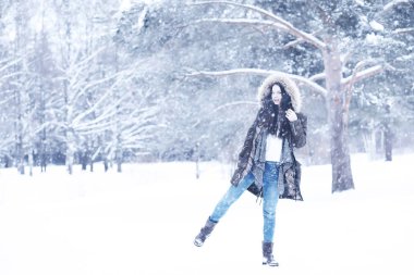 Güzel kızı güzel kış kar