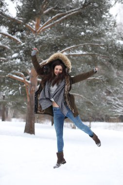 Güzel bir kış parkta güzel kız