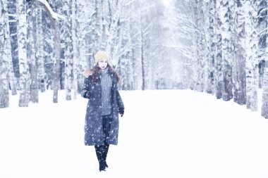 Güzel kızı güzel kış kar