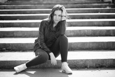 Bahar şehrin içinden bir yürüyüşte kız