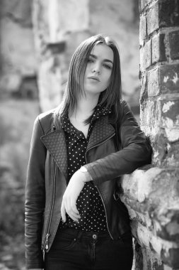 Bahar şehrin içinden bir yürüyüşte kız