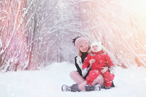 Una familia joven con niños está caminando en el parque de invierno. Winte. — Foto de Stock