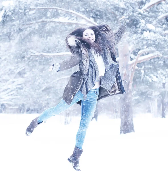 Vacker flicka i en vacker vinter snö — Stockfoto