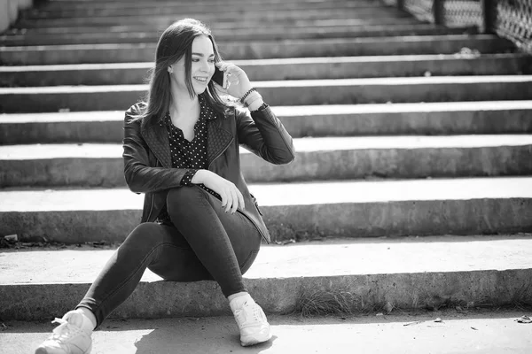 Fille sur une promenade à travers la ville de printemps — Photo