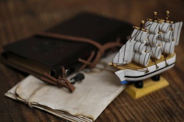 Eski ahşap gemi yelken ve direkleri oyuncak bir stand ile. Vintage ve