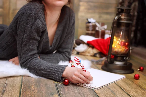 Ragazza scrive penna su un pezzo di carta auguri di Natale — Foto Stock