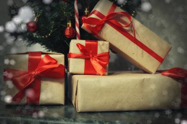 birçok aile Noel hediyesi