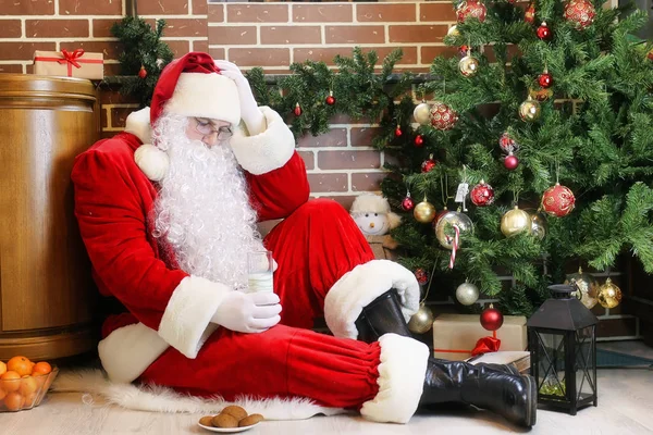 Papai Noel com presentes Árvore de Natal — Fotografia de Stock