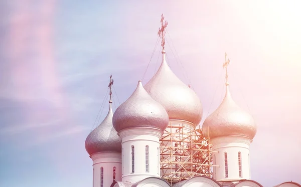 Domes of a religious building. Crosses on the domes of the churc — Stock Photo, Image