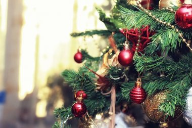 Süslenen Noel ağacı oyuncaklar yeni yıl
