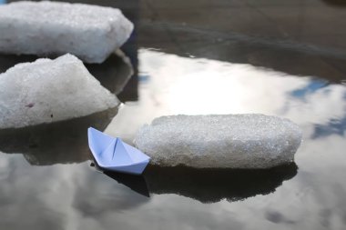 kağıt tekne bir havuzda