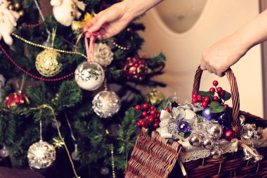 hasır sepet içinde Noel oyuncaklar