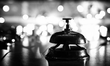 Resepsiyon zili tablo ve parlayan garland arka plan