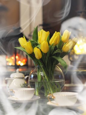 Bir buket bir retro iç bir vazoda Sarı laleler