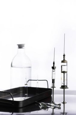 Tıbbi şırınga ve aksesuarları tablosundaki eski metal