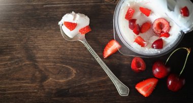Çilek ile taze yoğurt. Taze ve ju ile bir kase dondurma