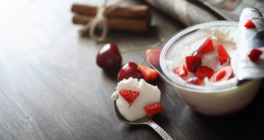 Çilek ile taze yoğurt. Taze ve ju ile bir kase dondurma