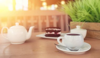 Bir içki ve bir sokak kafede tatlı su ısıtıcısı. Ket çay