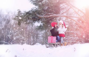 Bir kış masal, genç bir anne ve kızı bir kızak sürmek