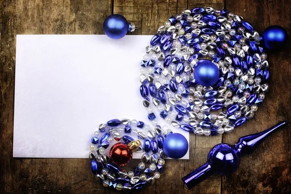 Vintage fundo Natal bola brinquedo em uma mesa de madeira — Fotografia de Stock