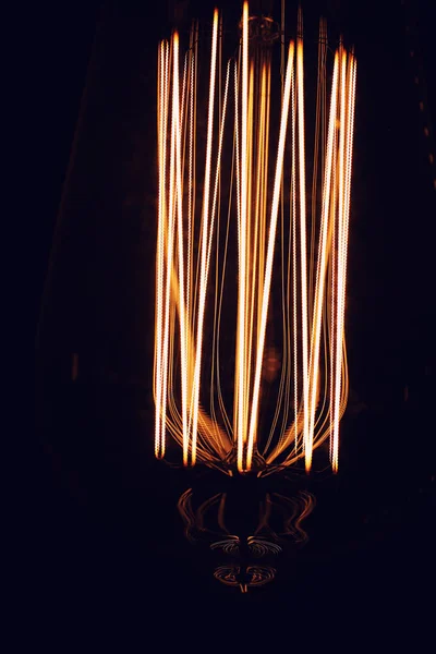 钨灯丝灯。爱迪生灯泡。长丝斐 — 图库照片