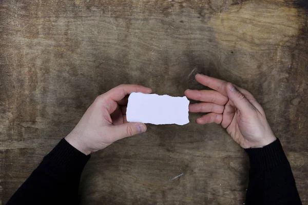 Fehér üres papírlapot férfi kezei — Stock Fotó