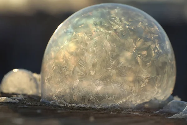 Soap bubbles freeze in the cold. Winter soapy water freezes in t — Stock Photo, Image