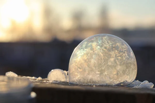 Zeepbellen bevriezen in de kou. Winterzeepwater bevriest in t — Stockfoto