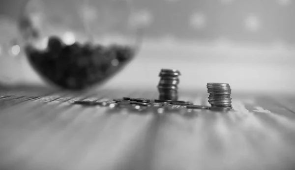 Mince ve sklenici na podlahu. Nahromaděné mince na podlaze. SAV — Stock fotografie