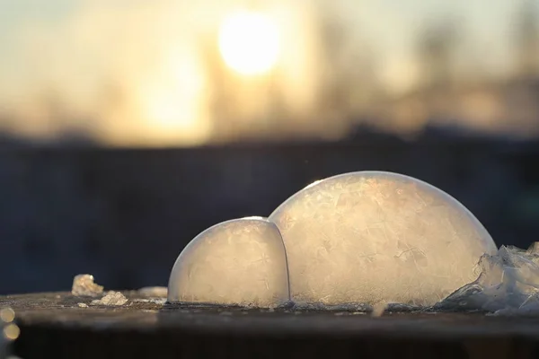 Οι σαπουνόφουσκες παγώνουν στο κρύο. Χειμερινό σαπουνόνερο παγώνει σε t — Φωτογραφία Αρχείου
