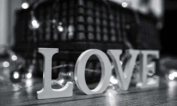Palavra amor composta de letras brancas de madeira sobre um fundo de madeira — Fotografia de Stock