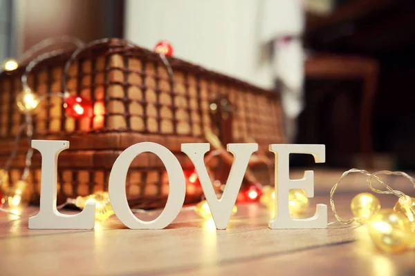 Slovo láska z dřevěných písmen na pozadí — Stock fotografie