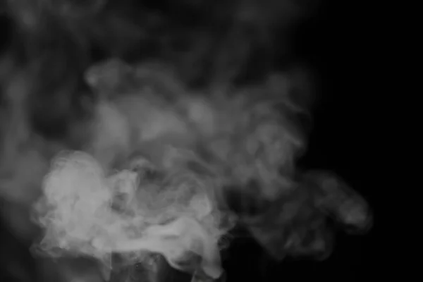 黑色背景上的白色烟雾。烟雾的质地。俱乐部 — 图库照片