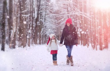 Bir kış masal, genç bir anne ve kızı bir kızak sürmek